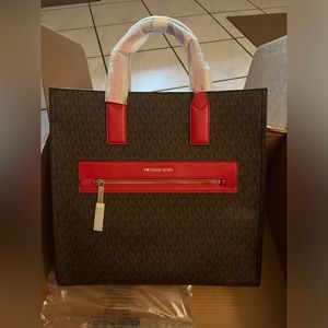 Michael Kors Kenly Large Signature Logo Tape
Tote Bag